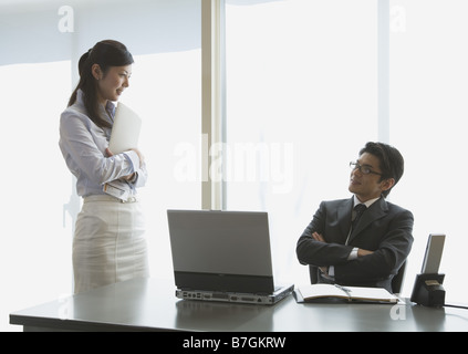 Geschäftsleute, die mit einem Treffen im Büro Stockfoto