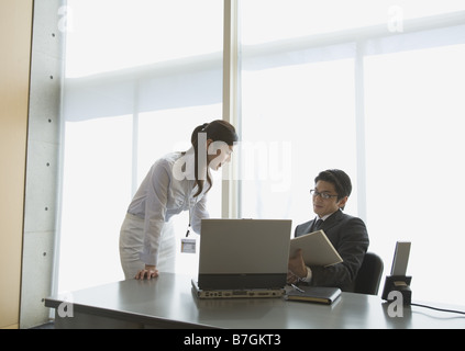 Unternehmer diskutieren im Büro Stockfoto