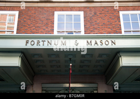 Die Fortnum & Mason Luxusgüter kaufen vorne am Piccadilly, London. Jan 2009 Stockfoto