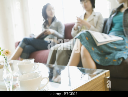 Frauen, die ein angenehmes Gespräch Stockfoto