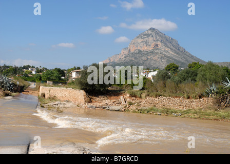 Spanisch überschwemmte Straße über normalerweise trocken Rio Gorgos nach starkem Regen, Okt 2007, Javea, Alicante, Comunidad Valenciana, Spanien Stockfoto