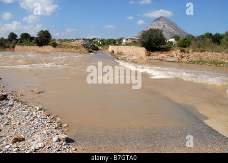 überflutete Straße über normalerweise trockene Rio Gorgos nach starken Regenfällen, Oktober 2007, Provinz Alicante, Comunidad Valenciana, Javea, Spanien Stockfoto