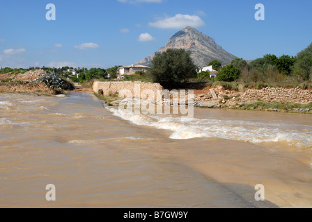 überflutete Straße über normalerweise trockene Rio Gorgos nach starken Regenfällen, Oktober 2007, Provinz Alicante, Comunidad Valenciana, Javea, Spanien Stockfoto