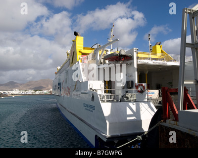 Moderner Katamaran-high-Speed-Autofähre im Hafen von Playa Blanca Lanzarote Kanarische Inseln betreibt nach Corralejo Fuerteventura Stockfoto