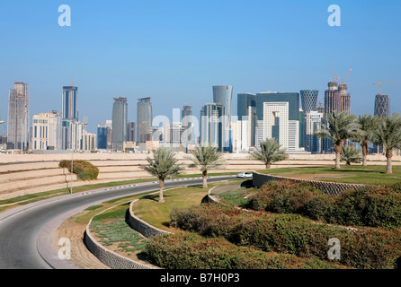Ein Blick auf die neue Skyline in Doha das Kapital Stadt von Katar Arabien gesehen aus dem Landesinneren Stockfoto