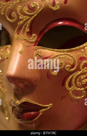 Eine traditionelle Karnevalsmaske in rot mit Gold farbige trim in Venedig, Italien. Stockfoto