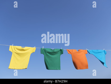 T-Shirts, hängen, Wäscheleine Stockfoto