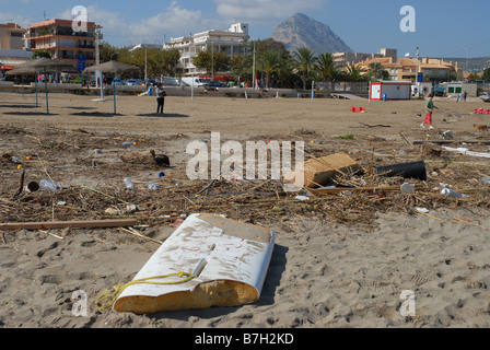 Geröll angespült Playa Arenal nach Sturm, Oktober 2007, Provinz Alicante, Comunidad Valenciana, Javea, Spanien Stockfoto