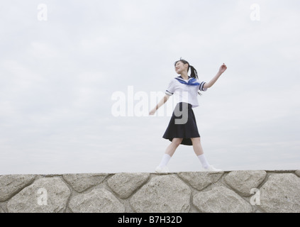 Teenagegirl zu Fuß am pier Stockfoto