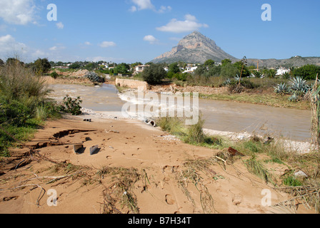 überflutete Straße über normalerweise trockene Rio Gorgos nach starken Regenfällen, Oktober 2007, Provinz Alicante, Comunidad Valenciana, Javea, Spanien Stockfoto