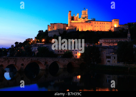 Kathedrale von Saint-Nazaire und Pont Vieux in der Abenddämmerung in Béziers, Frankreich Stockfoto