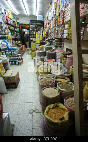 Ein Shop verkauft pulsiert, Gewürze und andere Lebensmittel in Souq Waqif Doha Katar hohen ISO verfügbare Licht Foto Stockfoto