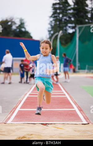 Asiatin darstellende Weitsprung Stockfoto