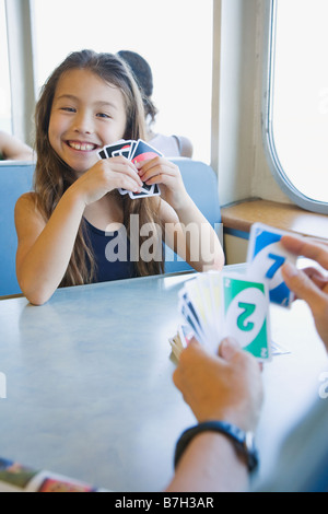 Asiatin Spielkarten Stockfoto