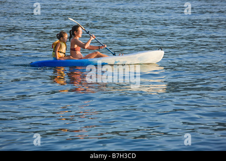 Mutter und Tochter Rudern Kajak auf See Stockfoto
