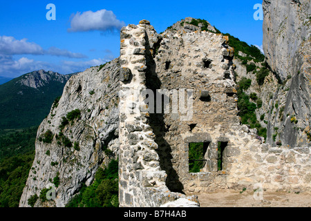 Die Ruine der Burg Peyrepertuse aus dem 13. Jahrhundert in Duilhac-sous-Peyrepertuse (Aude) im Süden Frankreichs Stockfoto