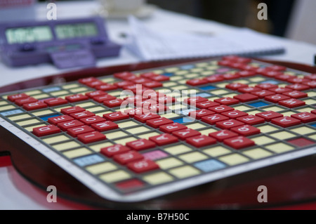 Scrabble-Brett und Timer am Ende des Spiels Scrabble Northern Ireland Championships Stockfoto