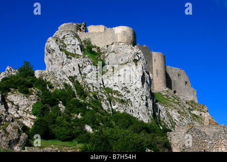 Die Ruine der Burg Peyrepertuse aus dem 13. Jahrhundert in Duilhac-sous-Peyrepertuse (Aude) im Süden Frankreichs Stockfoto