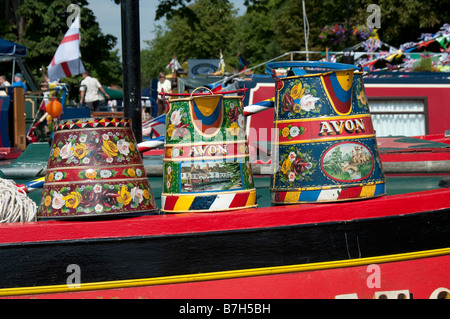 Handgemalte Canalware auf dem Display am Kanalboote in Newbury Berkshire England während des jährlichen Festivals Kanal Hel es Stockfoto