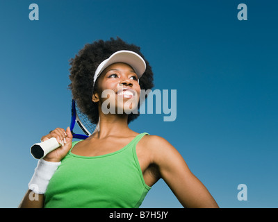 Afrikanische Frau mit Tennisschläger Stockfoto