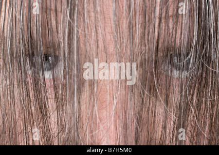 Augen spähte durch Haar. Stockfoto