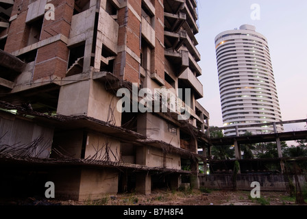 Verlassen halb errichteten Mehrfamilienhauses in Bangkok. Stockfoto