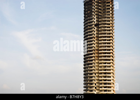 Verlassen halb errichteten Mehrfamilienhauses in Bangkok. Stockfoto