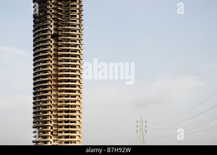 Verlassen halb errichteten Mehrfamilienhauses in Bangkok. Stockfoto