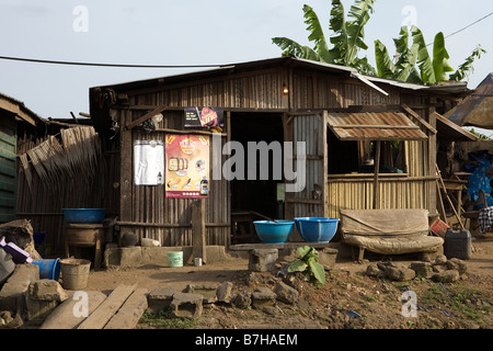 Nigerianische Gebäude am Straßenrand in Epe Stockfoto