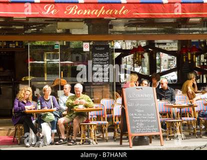 Die Menschen Sie genießen Essen und trinken im Le Bonaparte, am Place Saint Germain des Pres in Paris, Frankreich-Europa Stockfoto