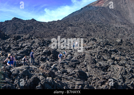 Reisegruppe klettern die glühend heiße Lavafelder des Volcan de Pacaya in Guatemala Stockfoto