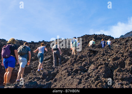 Reisegruppe klettern die glühend heiße Lavafelder des Volcan de Pacaya in Guatemala Stockfoto