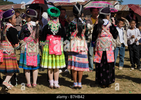 Die Sicht nach hinten von einer Reihe von Hmong Mädchen in Tracht bei einer Neujahrsfeier in einer ländlichen Kleinstadt im nördlichen Laos Stockfoto