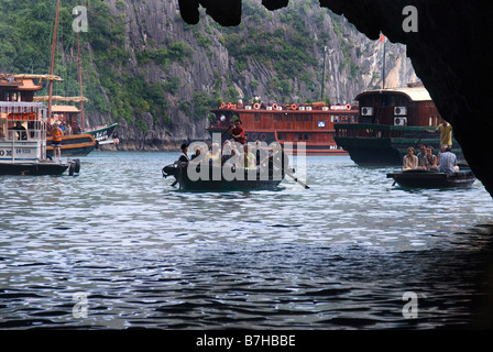 Alltag in Ha Long Bay, Halong Bay, Golf von Tonkin, Nord-Vietnam Stockfoto