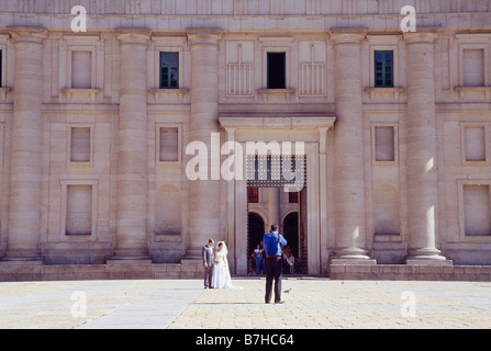 Brautpaar posiert vor der Hauptfassade. Kloster San Lorenzo del Escorial. Madrid Provinz. Spanien. Stockfoto