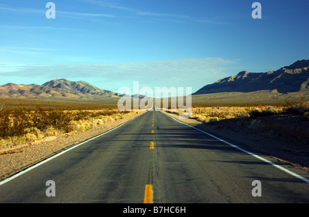 Wüstenstraße erstreckt sich quer durch die Wüste Death Valley in Kalifornien, USA Stockfoto