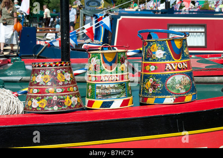 Handgemalte Canalware auf dem Display am Kanalboote in Newbury Berkshire England während des jährlichen Festivals Kanal Hel es Stockfoto