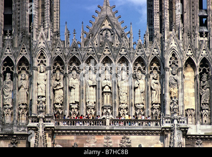 Touristen auf Balkon unterhalb der Galerie der Könige an der Westfassade der Kathedrale Notre-Dame-Reims-France Stockfoto