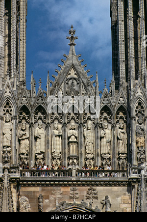 Touristen auf Balkon unterhalb der Galerie der Könige an der Westfassade der Kathedrale Notre-Dame-Reims-France Stockfoto