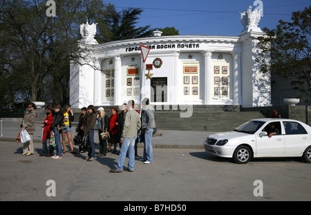 Stadt zu Ehren Vorstand & Bushaltestelle SEWASTOPOL UKRAINE SEWASTOPOL Krim UKRAINE 30. April 2008 Stockfoto