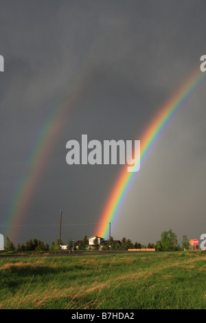 Doppelter Regenbogen, Chestermere, Alberta Stockfoto