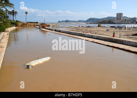 versunkene Schiff in Rio Gorgos am Tag, nachdem es seinen Ufern Okt 2007 brach, Javea, Provinz Alicante, Comunidad Valenciana, Spanien Stockfoto