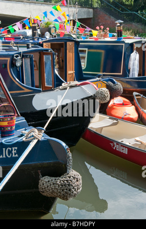 Hausboote auf dem Kennett und Avon Canal in Newbury während der Canal Boat Festival. Stockfoto