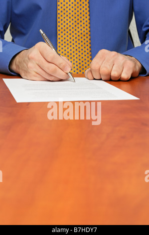 Geschäftsmann, die Unterzeichnung eines Vertrages hautnah Stockfoto
