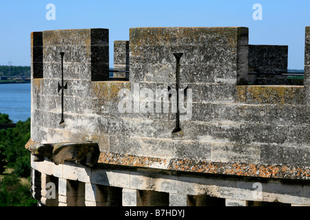Nahaufnahme von den Zinnen auf der zinne von einem Turm aus dem 15. Jahrhundert Schloss von König René (1409-1480) in Tarascon, Frankreich Stockfoto