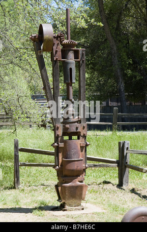 Antike Bohrschwengels in amerikanischen westlichen Land von Columbia, Kalifornien, USA Stockfoto