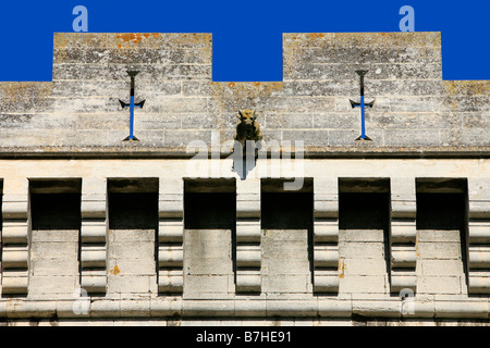 Nahaufnahme von den Zinnen auf der Zinne des 15. Jahrhunderts Schloss von König René (1409-1480) in Tarascon, Frankreich Stockfoto