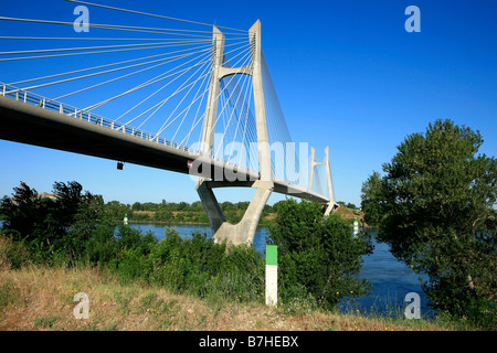 Die Tarascon-Beaucaire Suspension Bridge (2000) in Tarascon in Frankreich Stockfoto