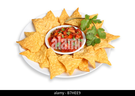 Platte mit Tortilla-Chips und Salsa ausgeschnitten auf weißem Hintergrund Stockfoto