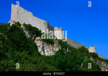 Die Ruine der Burg Peyrepertuse aus dem 13. Jahrhundert in Duilhac-sous-Peyrepertuse (Aude) im Süden Frankreichs Stockfoto